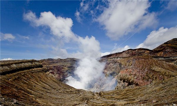 世界上最大的火山口（阿苏山的历史已经达到了27万年）