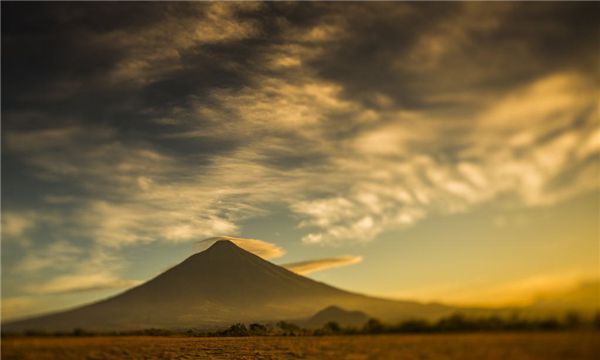 世界上最大的火山（默拉皮火山有130个其实准备喷发的火山口）