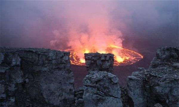 世界上最大的岩浆湖（尼拉贡戈火山整体海拔高度能够达到3470米）