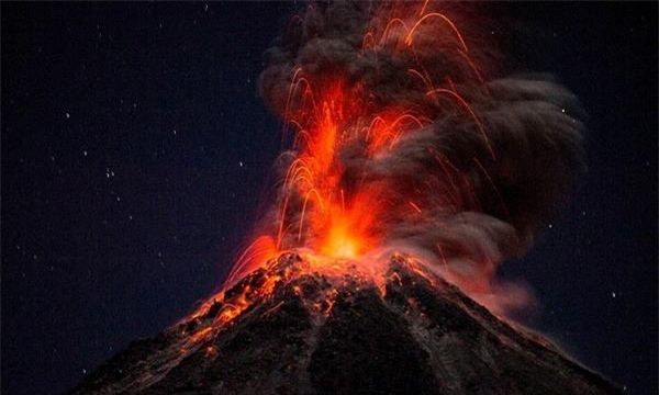 世界上最大的火山（默拉皮火山有130个其实准备喷发的火山口）