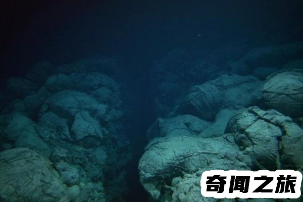 世界上最深的海沟马里亚纳海沟(最深处达11000千米)