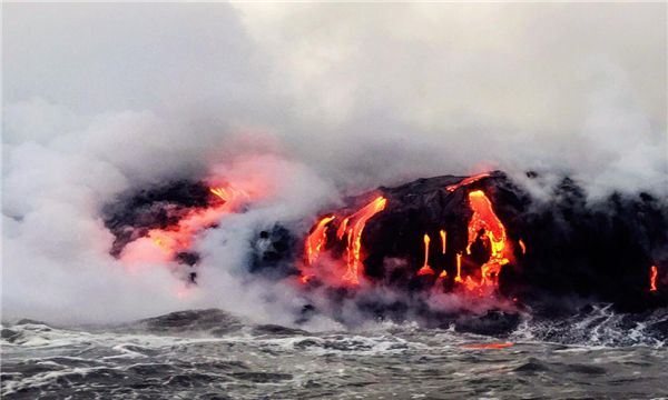 世界上最大的火山（默拉皮火山有130个其实准备喷发的火山口）