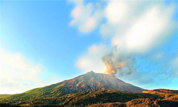 世界上最大的火山（默拉皮火山有130个其实准备喷发的火山口）