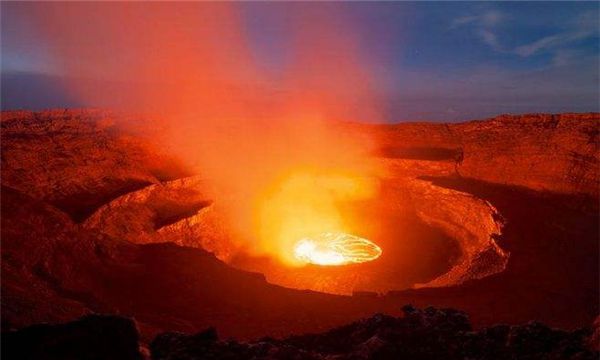 世界上最大的岩浆湖（尼拉贡戈火山整体海拔高度能够达到3470米）