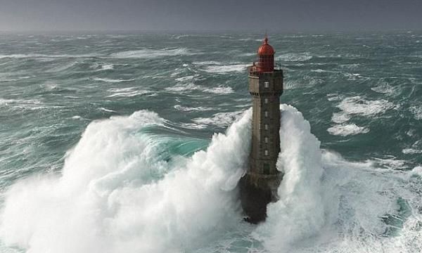 世界最高的地震海浪（海浪甚至相当于三四十层楼那么高）