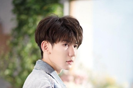 王源机场帮粉丝捡鞋,“水晶”鞋在手完全不嫌弃