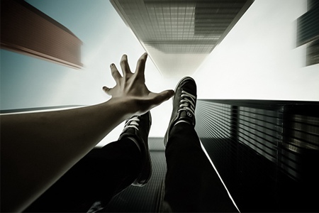 为什么睡觉时会有坠落感？睡觉有踩空的感觉是身体出现了3个问题