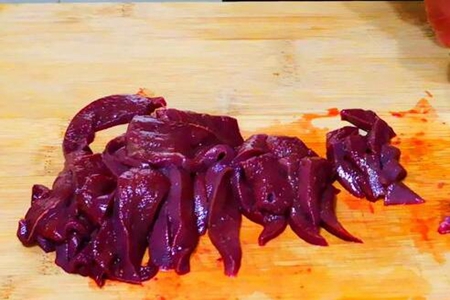 猪肝怎么炒好吃,猪肝的功效与作用禁忌