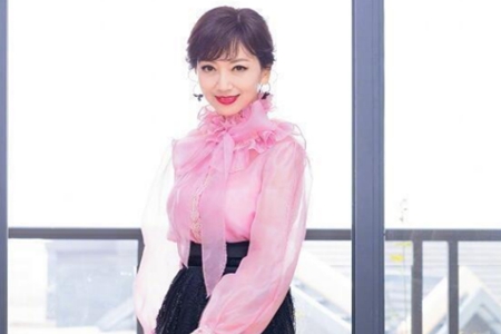 赵雅芝微博发文自我检讨,网友:该检讨的是为何长这么漂亮