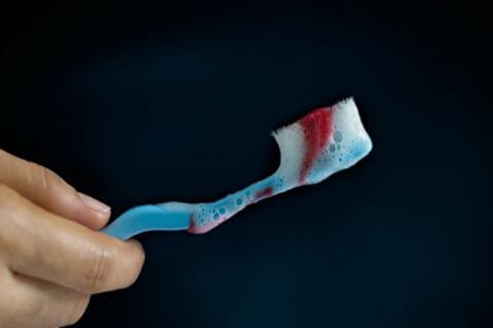 牙龈出血是什么原因？这三个原因引发不容忽视要治疗
