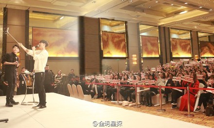 张艺兴签名见面会女粉丝带男友？低头一看真相了