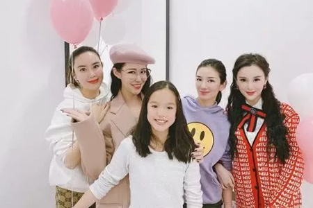 黄奕低调为女儿庆生,母女嘟嘴亲亲超幸福,却被网红抢镜头