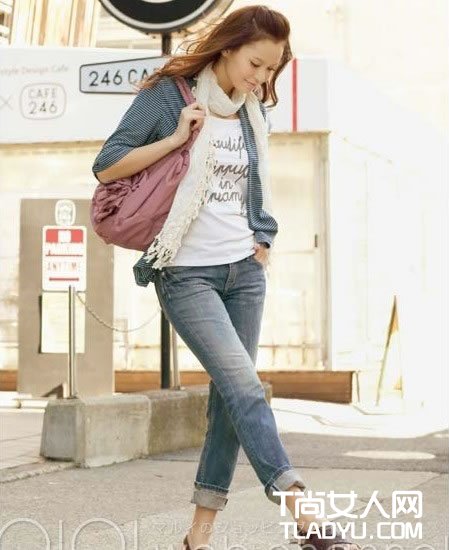 /></p><p>　　中性的设计细节、个性洗刷加工与窄版剪裁所制造出的不协调感，恰好强调出女性的特殊魅力。不会过紧的窄版直筒，很适合作反折造型。</p><p><div class=