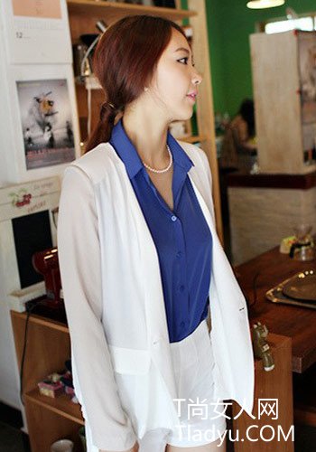 鲜明黑白色彩呈现女人复古的韵味