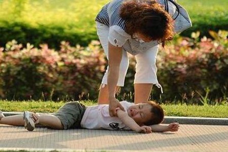 怎么判断小孩摔后没事?这四步法辨轻重与及时治疗