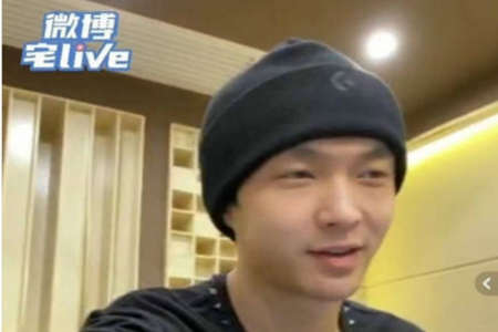 李荣浩给张艺兴直播刷礼物，在线跪求互动真“不荣艺”！