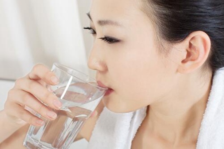 一天喝多少水比较合适?如何饮水才不会伤害肾脏