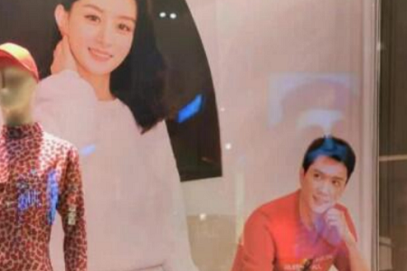 赵丽颖冯绍峰同框海报，冯绍峰望妻眼甜蜜酸倒众人