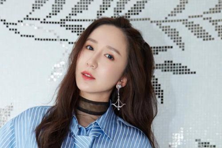 娄艺潇否认新恋情，娄艺潇与神秘男同离京究竟什么关系