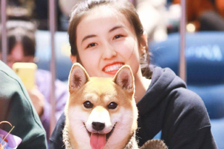 张子枫新片《宠爱》路演,小H探班子枫妹妹激动成“瓢哥”