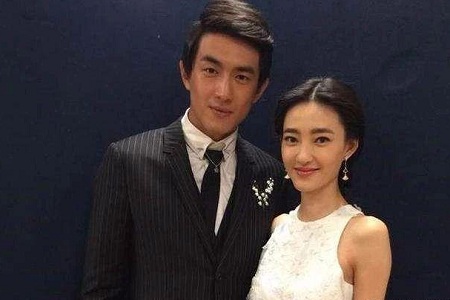 王丽坤牵手男友现身民政局领证结婚,二人多张亲密照曝光