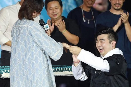 何雯娜疑怀孕,未婚夫梁超求婚成功,大钻戒十分吸睛