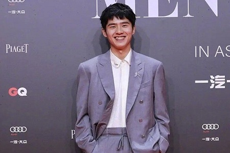 刘昊然红毯滑步,尽显调皮捣蛋,网友:你的偶像包袱呢?