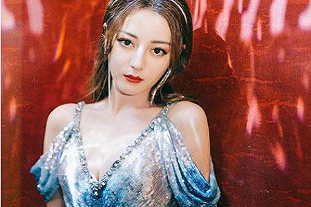 迪丽热巴身材有多好？cosmo盛典蓝色人鱼裙尽显蜂腰蜜臀