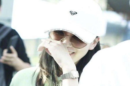 刘诗诗产后罕见现身机场,薄荷绿卫衣清新十足