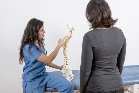 女性肩颈疼痛，麦肯基疗法改善双下巴