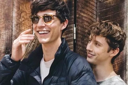 戳爷是谁为啥会这么火?戳爷和布布西装背影撒狗粮