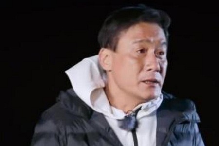 影帝张家辉道歉，接连向节目组鞠躬，网友：果然是老艺术家