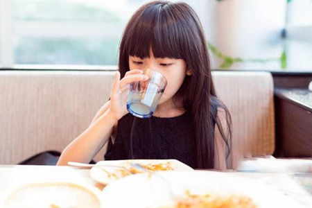 宝妈们不要再给孩子狂灌水了,会水中毒要有度