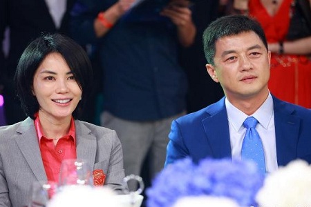 王菲深夜现身前夫李亚鹏住所,网友:男友谢霆锋知道吗?