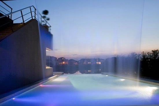 阿根廷瀑布别墅 水域与房屋相辉映