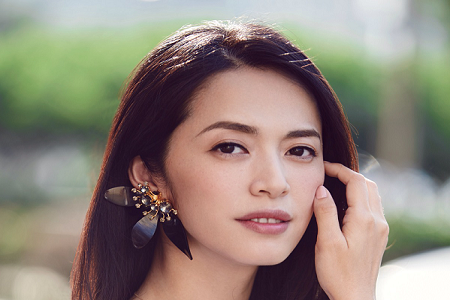 姚晨小腹隆起疑怀三胎,老公曹郁细心搀扶上车