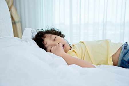 孩子出不出汗不好说,但是宝妈们可以这样处理