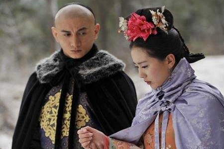 刘诗诗晒儿子步步近照,精致小老虎吊坠满满都是爱