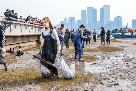 《极限挑战》热巴变身怪力少女,呆萌岳云鹏徒手捡垃圾