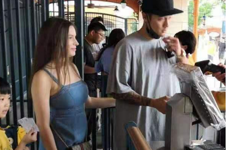 蒋劲夫新女友控诉其家暴，原来分手离婚不丢人忍才毁一生