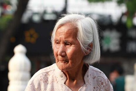 老年人身上散发的体味是什么?这三个因素造成身体有怪味