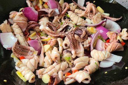 鱿鱼怎么炒好吃又嫩?爆炒鱿鱼的做法和配料