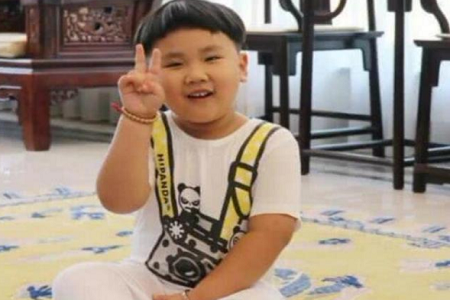 郭德纲小儿子郭安迪近照,齐刘海锅盖头绝对是亲生