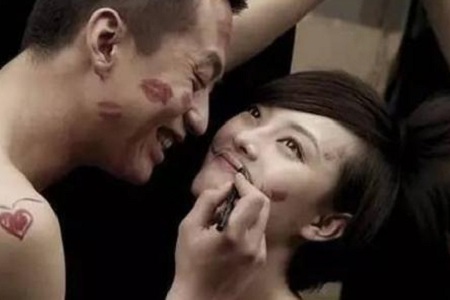 邓超女儿小花为他涂指甲油，网友：画面有爱温馨到不行