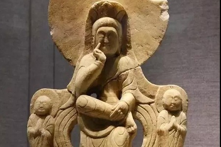 男女翘二郎腿一时开心,但却导致屁股长歪腿长残