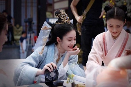 /></p><p> 刚开始的时候无忧并不想娶容乐这个传说中的丑八怪,至于原因除了她长得极丑外,还因为他并不想自己的人生被父皇安排得明明白白。可令人没有想到的是,当无忧遇到了拢月楼东家漫夭后,他就不再对女人过敏了,而这两个人也在相处中慢慢的爱上对方。</p><p> 只是让无忧意想不到的是,漫夭就是容乐,而容乐就是漫夭,所以也就给他们之间的感情埋下了一个很深的隐患。剧中说过得山河志者得天下,因此剧中山河志就是一个十分重要的存在。</p><p> 西启公主容乐为了寻找山河志,于是就让自己一分饰二人,最终她找到了山河志。其实容乐能够顺利找到山河志,离不开无忧的帮助,不过这也成为她们两个人最终的导火线。</p><p> 只是当容乐想将已找到的山河志交给自己的皇兄容齐时,却意外被皇兄安排自己嫁给大将军傅筹,于是容乐就对容齐充满了怨恨,可对此容齐并没有做任何的解释,而是让心爱的容乐一直误会下去。</p><p style=