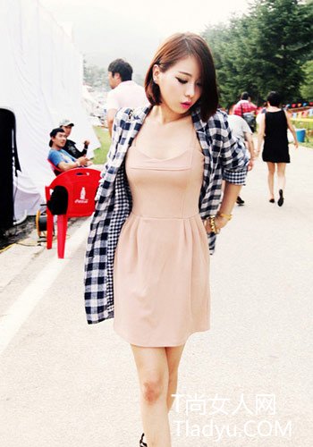 初秋街头风性感Queen