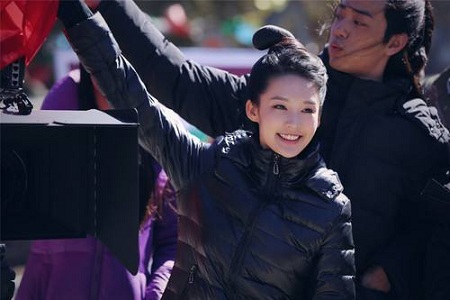 肖战搂李沁脖子互开玩笑,众目睽睽不怕传绯闻