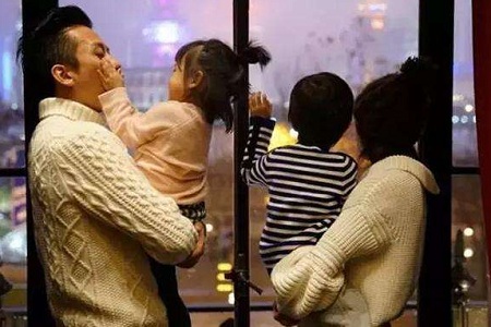 邓超女儿小花为他涂指甲油，网友：画面有爱温馨到不行