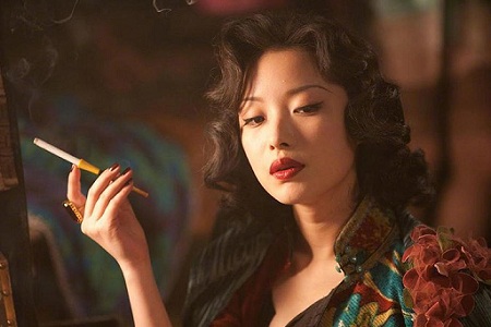 倪妮感谢张艺谋晒黑白照,惨遭网友吐槽:咋就挂墙上了?